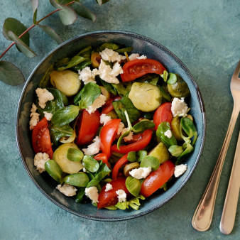 Салат с брюссельской капустой и помидорами
