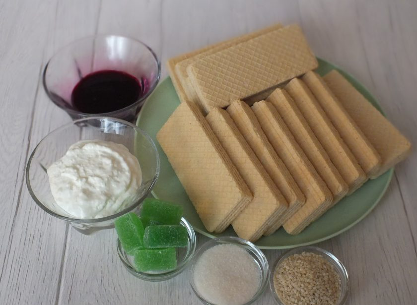 1. Этап. Клубника из вафель: Подготовьте необходимые ингредиенты.