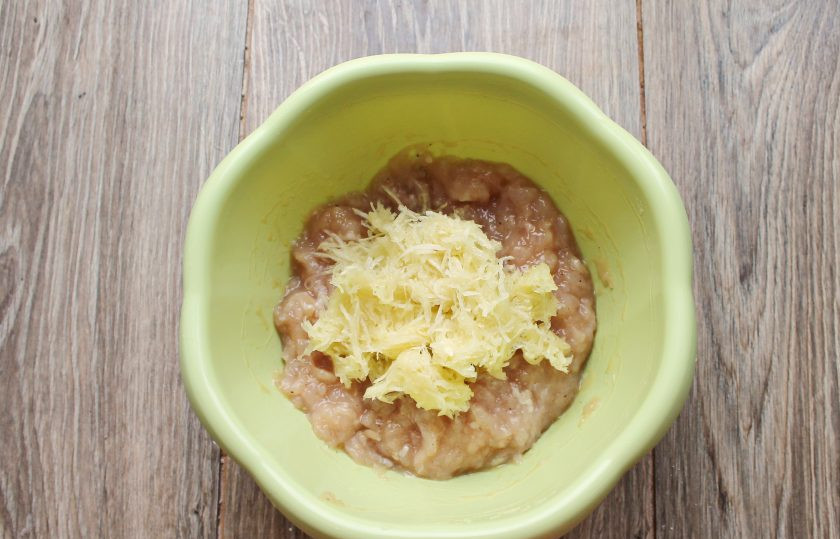 1. Этап. Куриные котлеты с кабачком в мультиварке: Кабачок натрите на средней терке и хорошо отожмите. Добавьте кабачок в миску с фаршем и хорошенько перемешайте. Тщательно отбейте фарш до плотной массы.