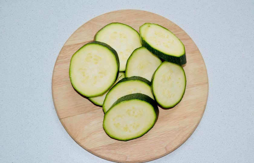 1. Этап. Сушеные кабачки: Нарежьте средними ломтиками. Сильно мельчить не надо, слишком тонкие кружочки высохнут и будут крошиться.