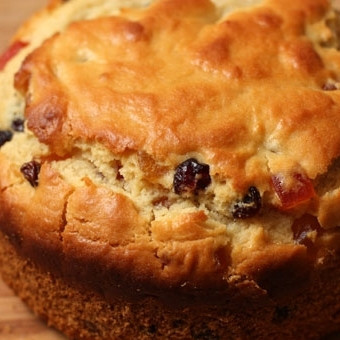 1. Этап. Польский кулич: Готовый кулич достаем из духовки, даем ему отстояться.