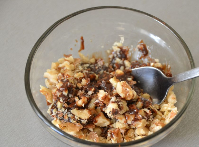 1. Этап. Сладкие начинки для блинов: Прокалите ядра орехов, измельчите и соедините с шоколадным соусом или шоколадной пастой.