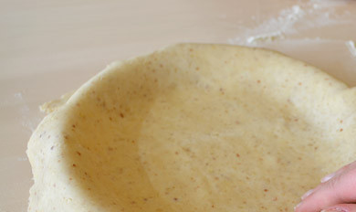 1. Этап. Открытый пирог с ягодами: 9. А в форме снова разровняйте.