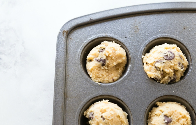 1. Этап. Быстрое печенье с шоколадом: 2. Далее из теста слепите небольшие печеньки. Выложите их в формочки или на противень.