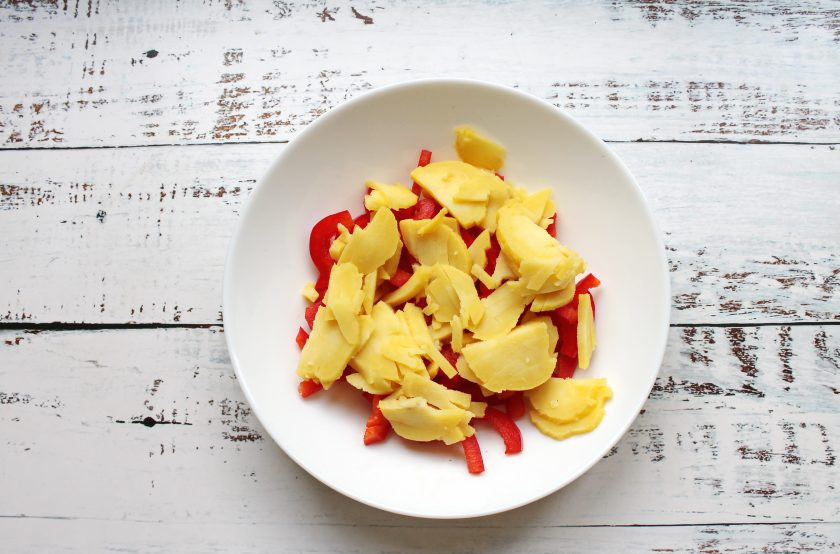 1. Этап. Салат с креветками Золотое море: Картофель очистите и порежьте соломкой, добавьте к перцу.