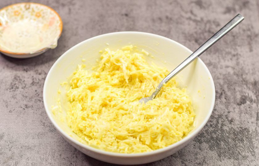 1. Этап. Рулет из баклажан, яиц и ветчины: Добавьте майонез, соль и перец. Перемешайте все.