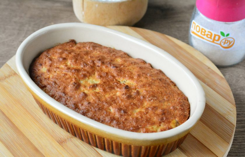 1. Этап. Бананово-кокосовый пирог: Выпекайте пирог в духовке 35 минут при температуре 180 градусов до румяной корочки. Достаньте из духовки и немного остудите.