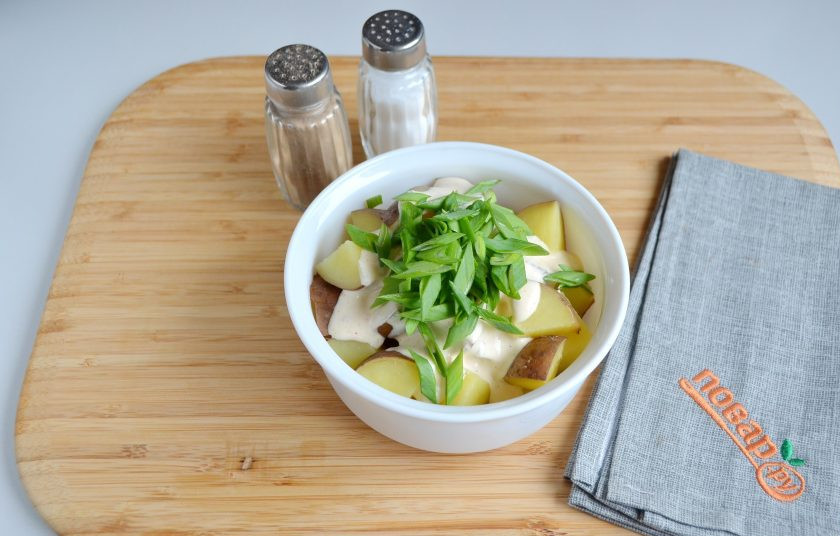 1. Этап. Картофельный салат Баффало: 6. Сверху положите горкой порезанный зеленый лук.