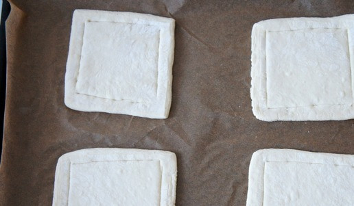 1. Этап. Тарты с печенью и грибами: Тесто слегка раскатать, нарезать на квадраты. На краях квадратов из теста слегка прорезать линии - это будущие бортики тартов.