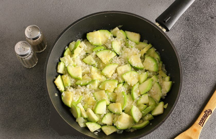 1. Этап. Ризотто с креветками и цукини: Затем добавьте рис и прогрейте все вместе пару минут.