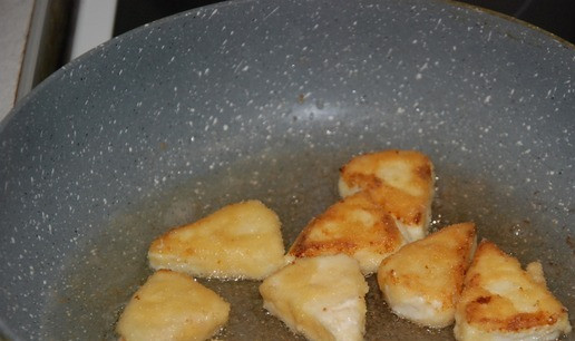 1. Этап. Сыр Хохланд жареный: Обмакиваем каждый сырок в яйцо, затем обваливаем в панировочных сухарях и отправляем на сковородку. Жарим несколько минут до аппетитных золотистых поджарок, переворачиваем на другую сторону и жарим еще несколько минут