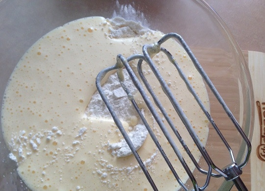 1. Этап. Бисквитный торт с вишней и творожным кремом: 3. Добавим муку, смешанную с разрыхлителем, и миксером на небольшой скорости перемешиваем до однородности.