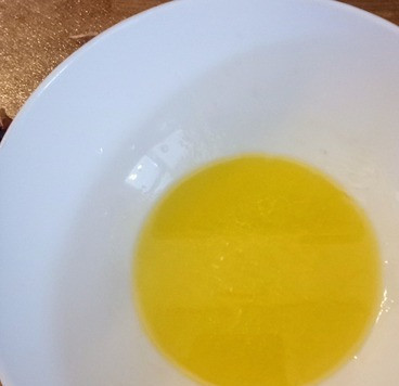 1. Этап. Запеченная морковь с нутом, финиками, фетой: Сделайте заправку, смешав лимонный сок, оставшееся оливковое масло с 1 чайной ложкой соли.