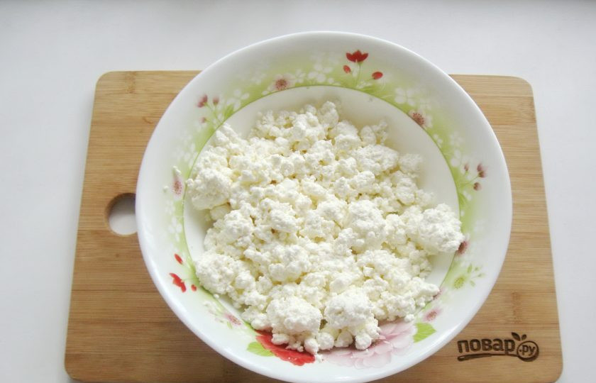 1. Этап. Творожная запеканка со шпинатом: Творог выложите в миску.