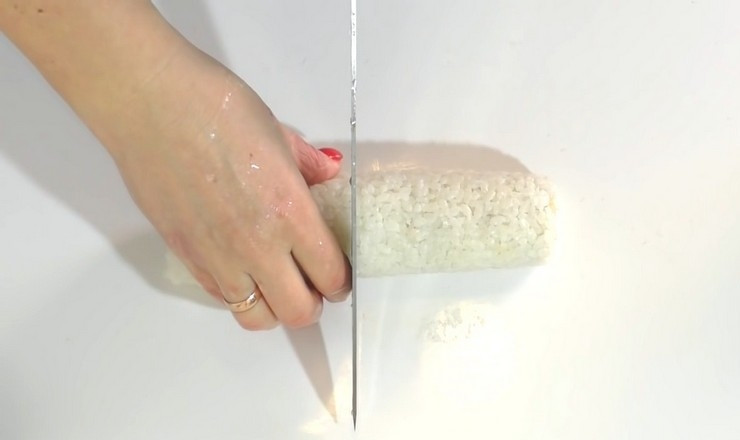 1. Этап. Роллы в духовке: Разрежьте ролл на 8 одинаковых частей.