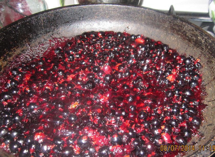 1. Этап. Варенье на сковороде: В скором времени ягоды должны начать лопаться.