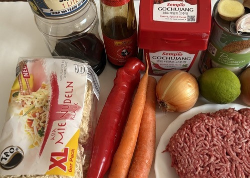 1. Этап. Соус Болоньезе по-азиатски: Приготовить ингредиенты, готовится очень быстро, поэтому сразу поставить отваривать лапшу до полной готовности в соответствии с рекомендациями на тех, что у вас, у меня китайская пшеничная лапша ми, можно приготовить и с рисовой.