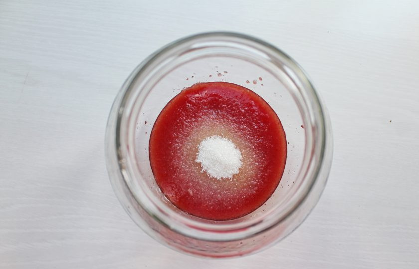 1. Этап. Настойка на арбузе: Перелейте арбузную массу в банку и насыпьте туда сахар.