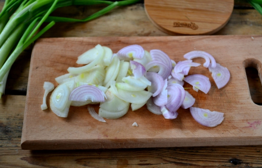 1. Этап. Мясо под шубой: 3. Лук порежьте полукольцами.