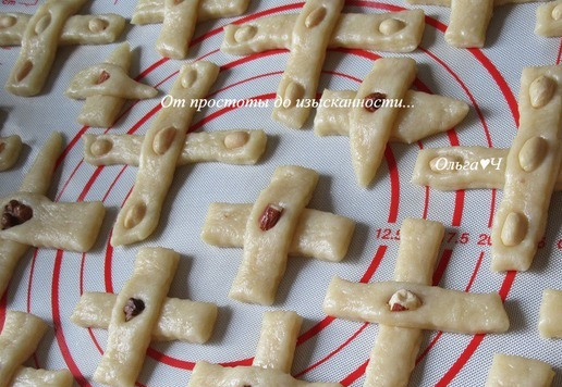 1. Этап. Печенье «Крестики» с орехами: Переложите заготовки на противень, застеленный специальным ковриком для выпечки. Выпекайте при 180*С около 15-20 минут.