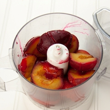 1. Этап. Сливовая смоква: Складываем сливы в чашу блендера или кухонного комбайна.