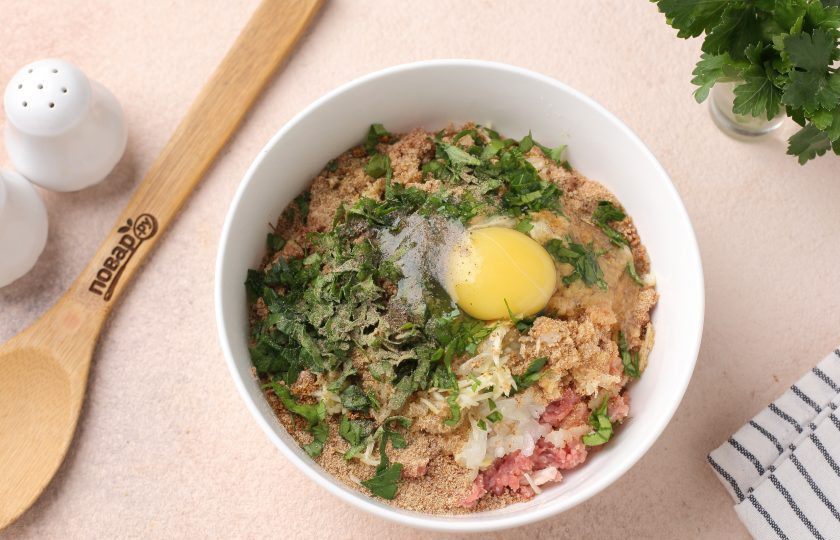 1. Этап. Пирог из лаваша с фаршем и кабачком: Соедините фарш, одно яйцо, измельчённую зелень (у меня петрушка), тёртый на крупной тёрке лук, давленый чеснок, сухари, соль и специи по вкусу. Тщательно перемешайте.