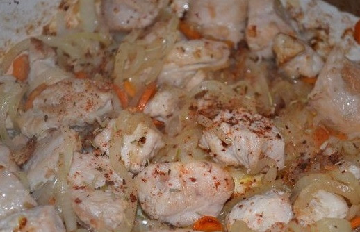 1. Этап. Поджарка из куриного филе: Обжариваем всё ещё 15 минут. Затем добавляем соль и специи.