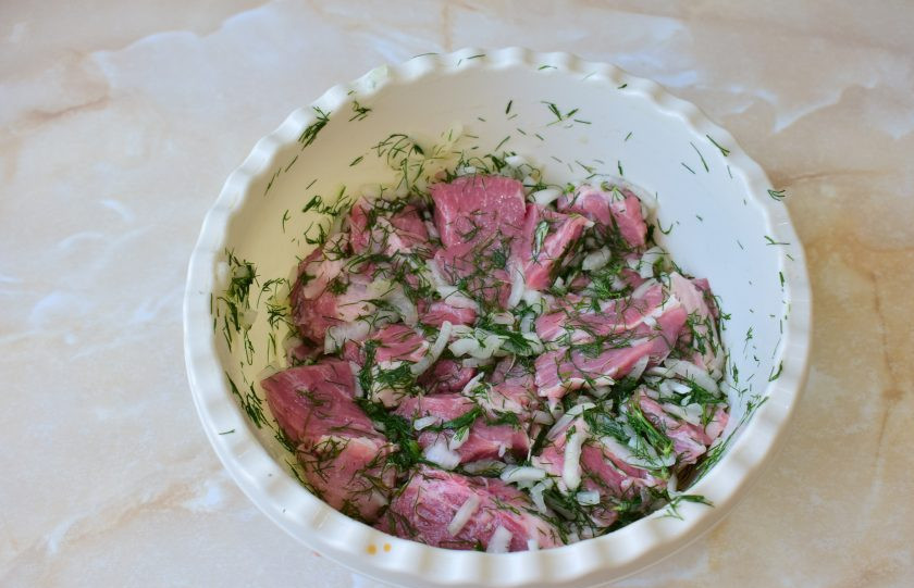 1. Этап. Шашлык в шампанском: Следом выложите в чашу нарезанное мясо. По вкусу добавьте соль и специи.