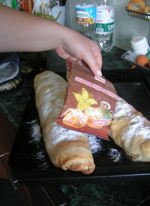 1. Этап. Слоеный рулет с яблоками: 7. Достаем наш слоеный рулет с яблоками и даем ему немного постоять. После этого посыпаем сахарной пудрой и нарезаем.