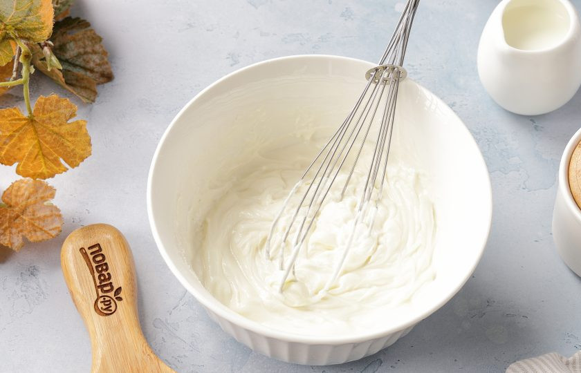 1. Этап. Тыквенные синнабоны: За это время приготовьте помадку. Соедините сливочный сыр, сахарную пудру, молоко и лимонный сок. Тщательно перемешайте.