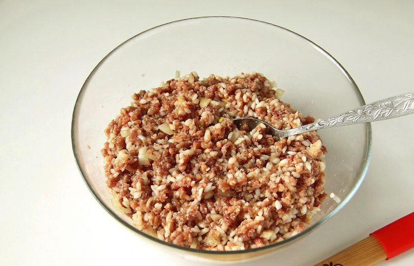 1. Этап. Тефтели в томатно-сливочном соусе: Хорошо все перемешайте.