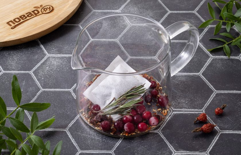 1. Этап. Лесной чай: Переложите в заварочный чайник шиповник, клюкву, пихту и веточку розмарина.