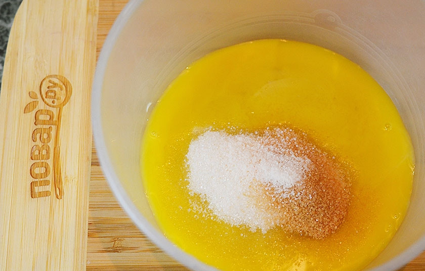 1. Этап. Американские панкейки с корицей: 2. Желтки взбейте с сахаром и корицей.