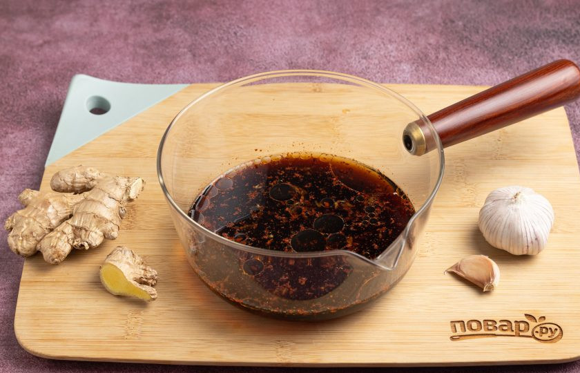 1. Этап. Китайский соус Терияки: Имбирь и чеснок мелко измельчите, добавьте к остальным ингредиентам. Влейте кунжутное масло и рисовое вино.