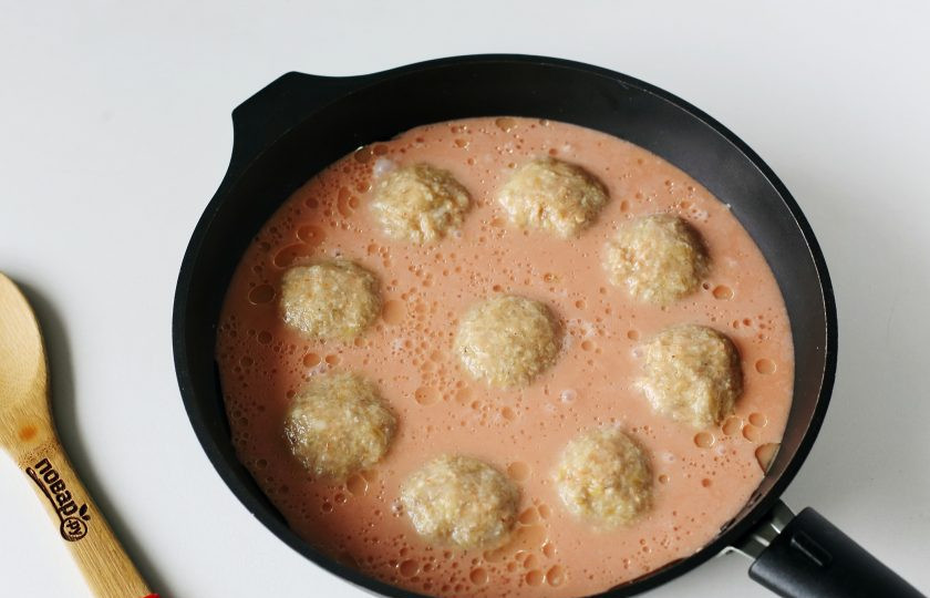 1. Этап. Ленивые голубцы с булгуром: Соедините сметану и томатную пасту. Разведите смесь оставшейся водой, добавьте по вкусу соль и полейте готовым соусом голубцы. Тушите голубцы под крышкой на небольшом огне около 40 минут.