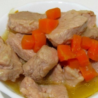 Свинина кусочками с подливкой