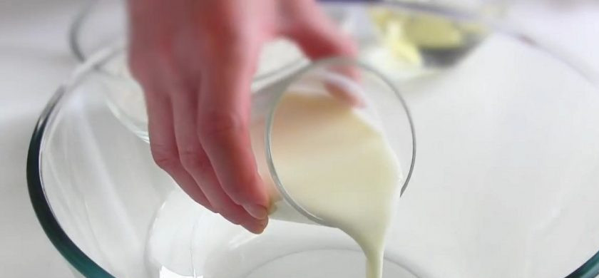 1. Этап. Картофельный пирог на кефире (сытный): 1. Приготовьте основное тесто: в миску налейте кефир, растительное масло, соль и просеянную муку с разрыхлителем. Замесите мягкое тесто. Заверните его в пленку и отправьте в холодильник.