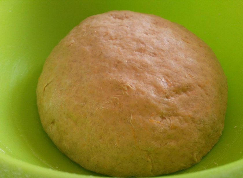 1. Этап. Тыквенный пирог с ягодами и штрейзелем: В конце приготовления теста для тыквенного пирога влейте 50 граммов растопленного сливочного масла и замесите мягкое податливое тесто. Накройте миску с тестом, оставьте в тёплом месте до увеличения в объёме в 2-2,5 раза (30-40 минут).