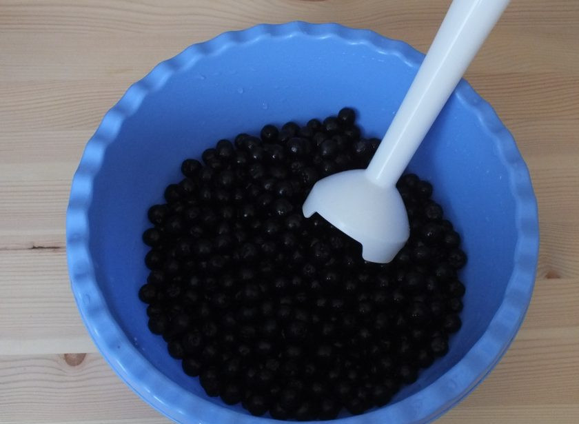 1. Этап. Джем из черной рябины: Ягоды переложите в чашу и пробейте погружным блендером или перекрутите через мясорубку с мелкой решеткой.