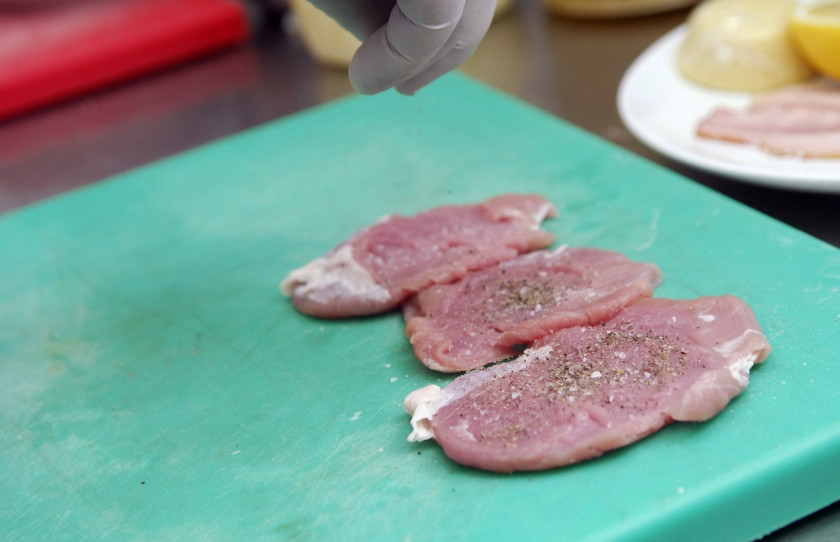 1. Этап. Сальтимбокка из свинины: Кусок свинины (желательно, чтобы это была вырезка) вымойте и обсушите. Зачистите от жира и пленок. Нарежьте на небольшие кусочки и отбейте их. Посолите и поперчите по вкусу.