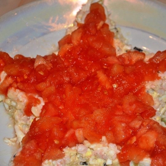 1. Этап. Салат Морская звезда: Помидор нарезаем на мелкие кубики, равномерно выкладываем на звездочку.