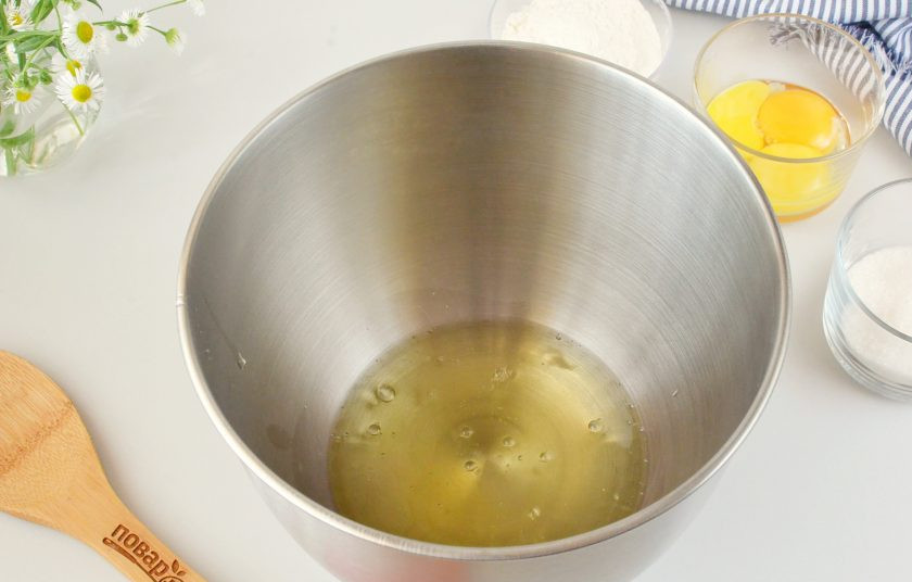 1. Этап. Желейный торт: Теперь нужно испечь бисквит. Разделите белки и желтки. Белки взбейте до пышной светлой пены, добавьте в процессе сахар, масса должна получится устойчивой, плотной.