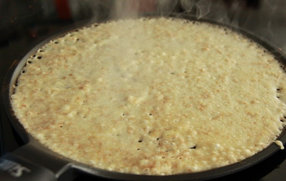 1. Этап. Протеиновые блинчики: 4. На раскаленную сковороду налить немного теста.