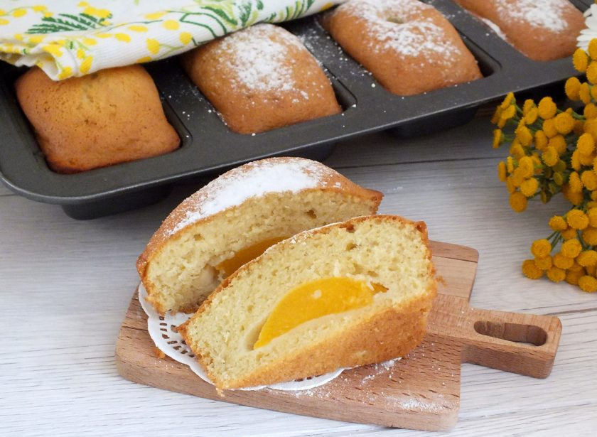 1. Этап. Кексы с персиками: Охлажденные кексы присыпьте сахарной пудрой и подавайте на стол. Приятного аппетита!