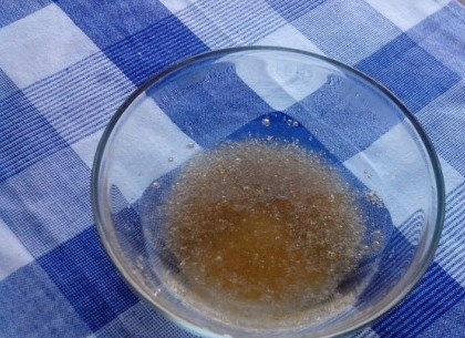 1. Этап. Закуска из сельди к праздничному столу: Желатин заливаем кипяченой водой и ставим на водяную баню (до полного его растворения).