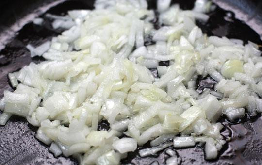 1. Этап. Миш-маш болгарский: Репчатый лук мелко нарезаем и обжариваем в оливковом масле - недолго, буквально 1-2 минуты.