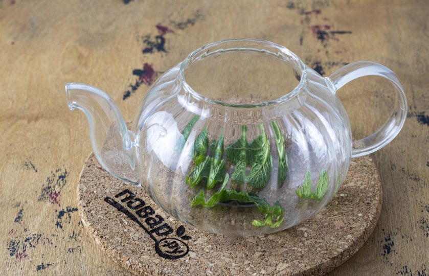 1. Этап. Чай из зверобоя: Оторвите пару листиков мяты от стебля. Слегка пожмите их, переложите в заварочный чайник.