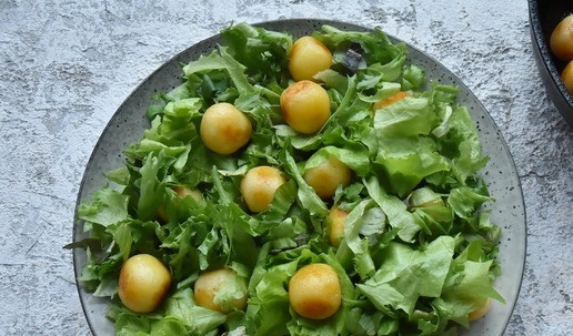 1. Этап. По мотивам салата Нисуаз: Раскладываю по всей поверхности мелкий обжаренный картофель. При желании картофель можно разрезать пополам.