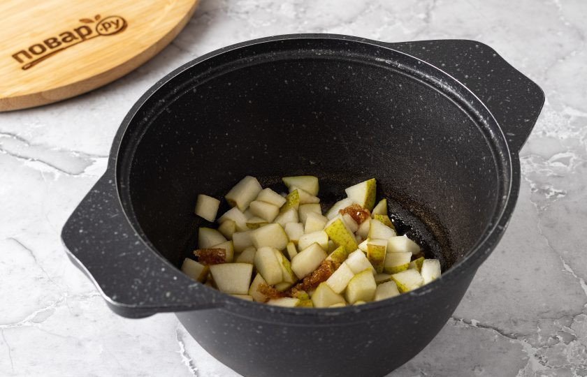 1. Этап. Брускетта с грибами и грушей: Грушу нарежьте кубиками. В сотейник насыпьте сахар и растопите его. Добавьте грушу и перемешайте, чтобы она полностью покрылась карамелью. Готовьте 5-6 минут, чтобы груша стала мягкой, но все еще держала форму.