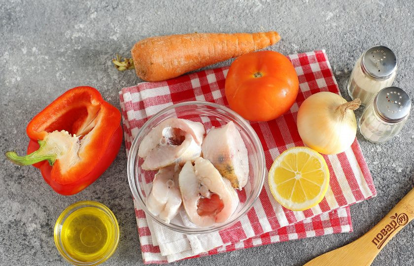 1. Этап. Рыбные стейки с овощами в духовке: Подготовьте все ингредиенты. Если у вас целая рыба, то предварительно ее подготовьте и нарежьте стейками, толщиной 2-3 см. Подойдет совершенно любая рыба, у меня голец.